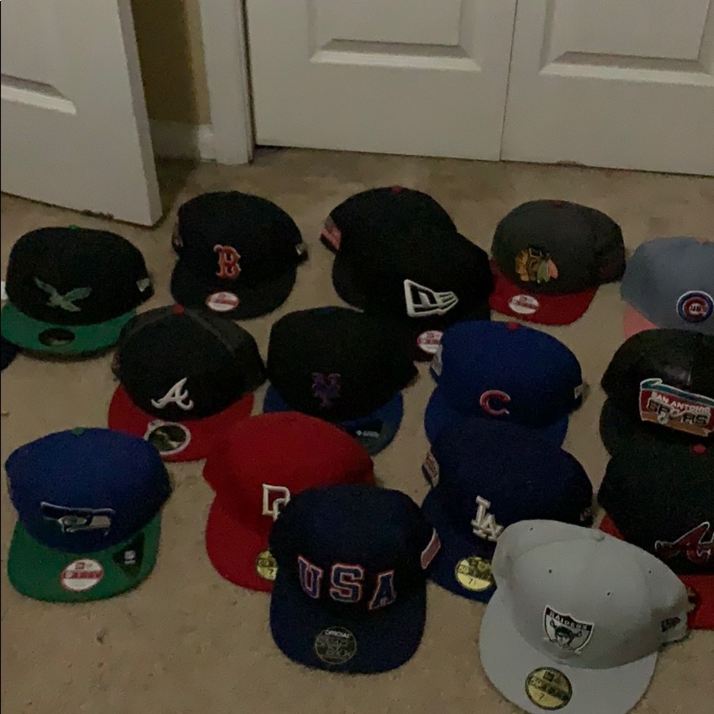 Snap back and fitted caps 20$ a peace dm for size